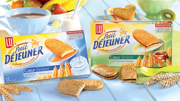 2 boxes of belvita snacks in French packaging. 1 chocolate flavor, 1 vanilla flavor.